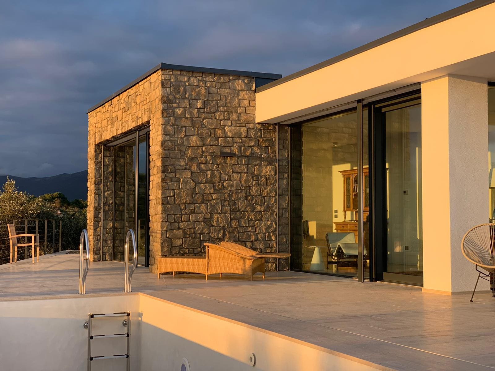 Villa contemporanea con serramenti scorrevoli dai profili in alluminio scuro, Sanremo