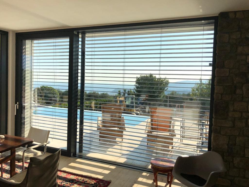 Soggiorno con ampie vetrate in alluminio scuro e vista panoramica, Sanremo