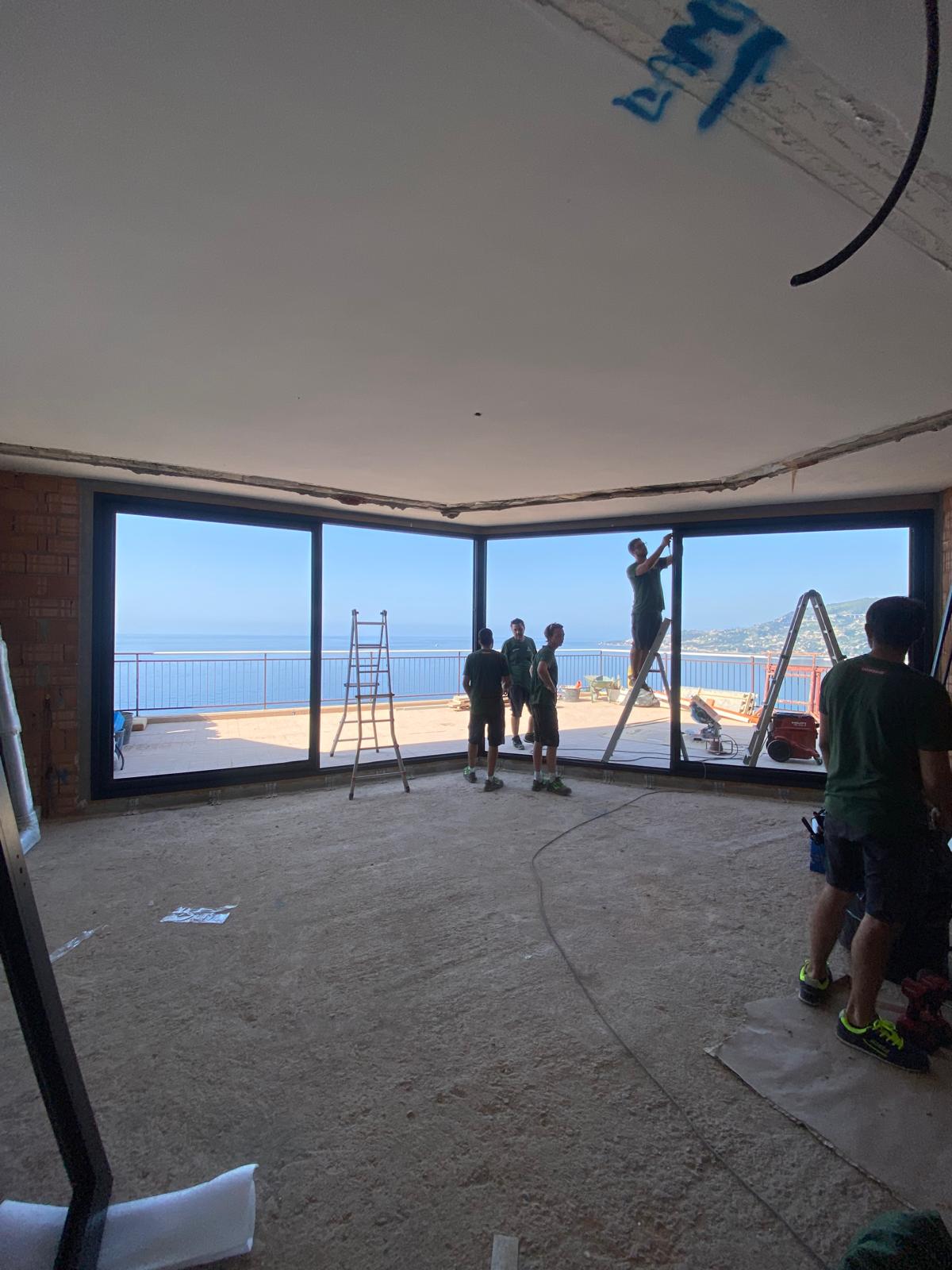 Installazione di una vetrata ad angolo da parte dei tecnici, posa qualificata a Sanremo