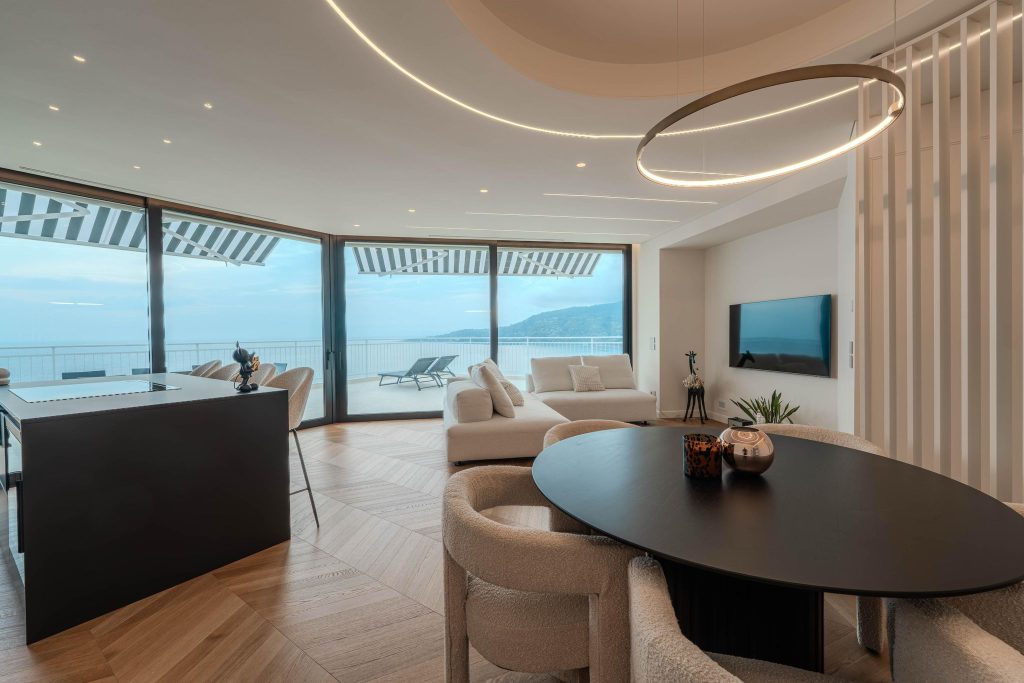 Attico panoramico a Sanremo con serramenti minimali in alluminio a taglio termico e vetrata d'angolo con vista mare sul golfo