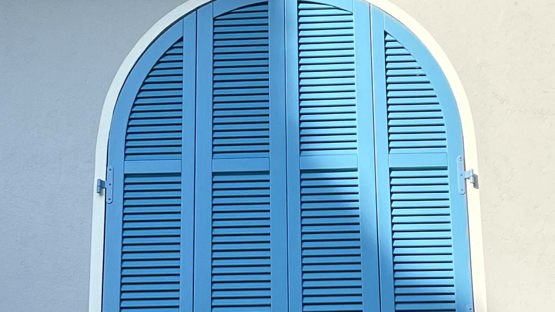 Persiana in legno su misura per apertura ad arco, villa storica a Sanremo