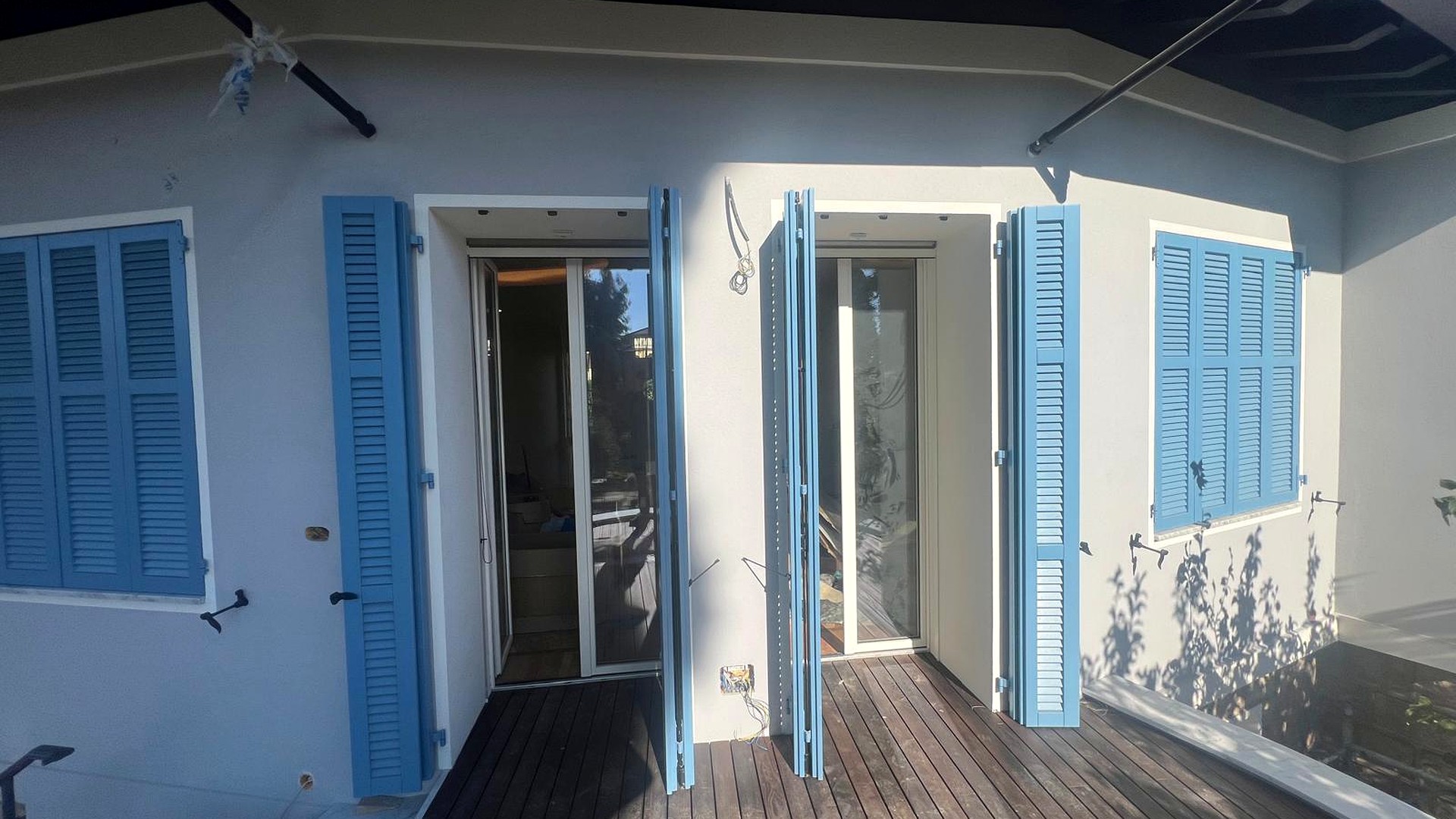 Facciata di villa d'epoca con persiane in legno su misura, Sanremo