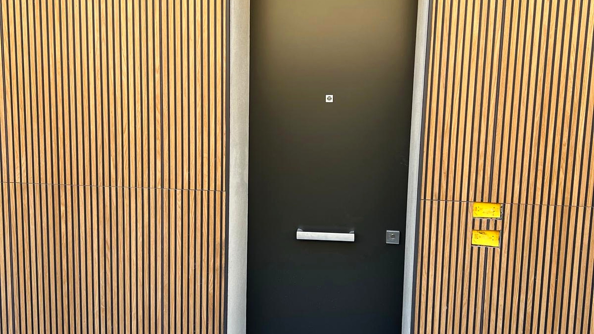 Porta blindata Oikos rivestita in doghe di legno, villa a Sanremo