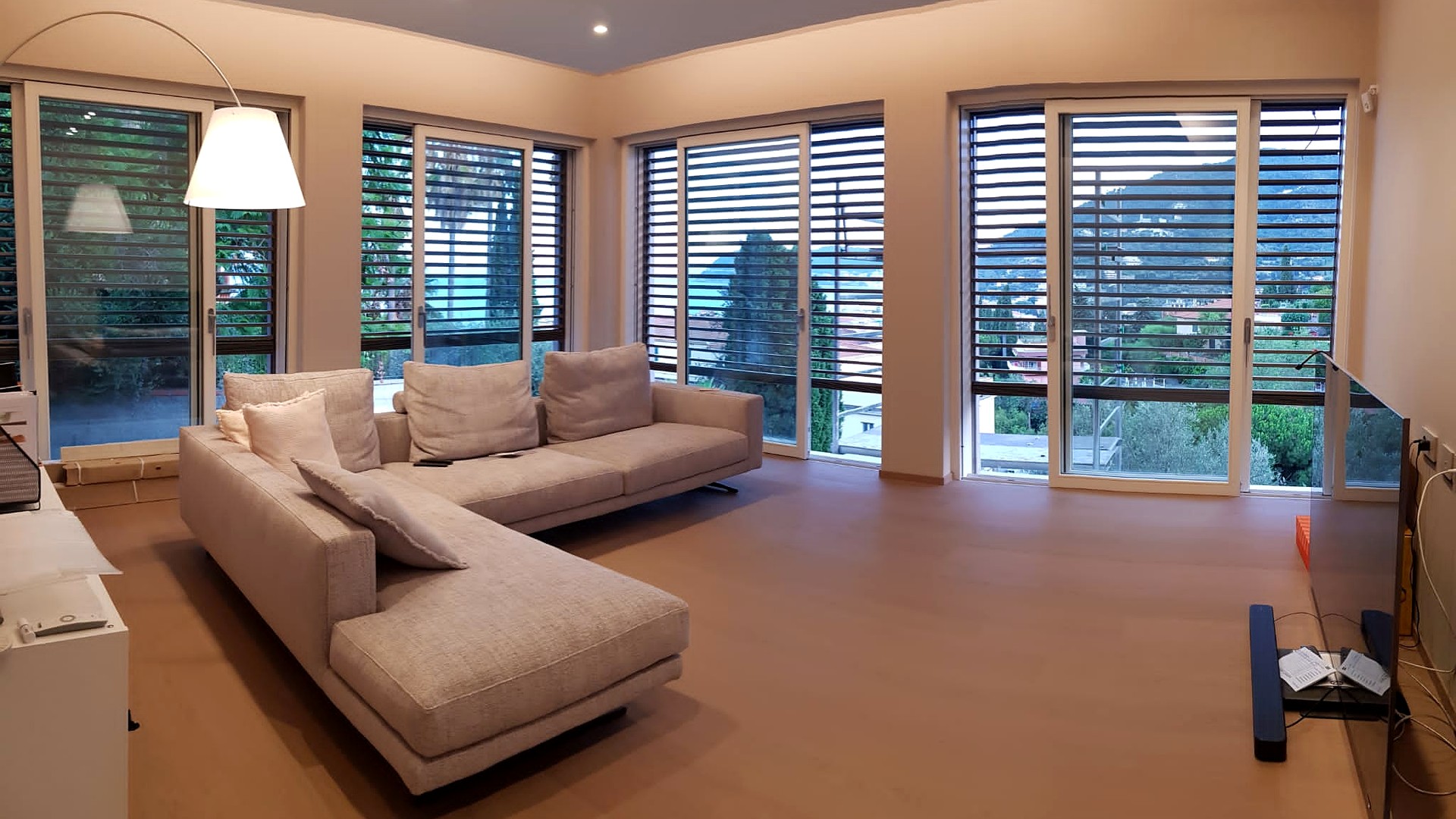 Soggiorno con frangisole orientabili e ampie finestre, villa in Riviera Ligure