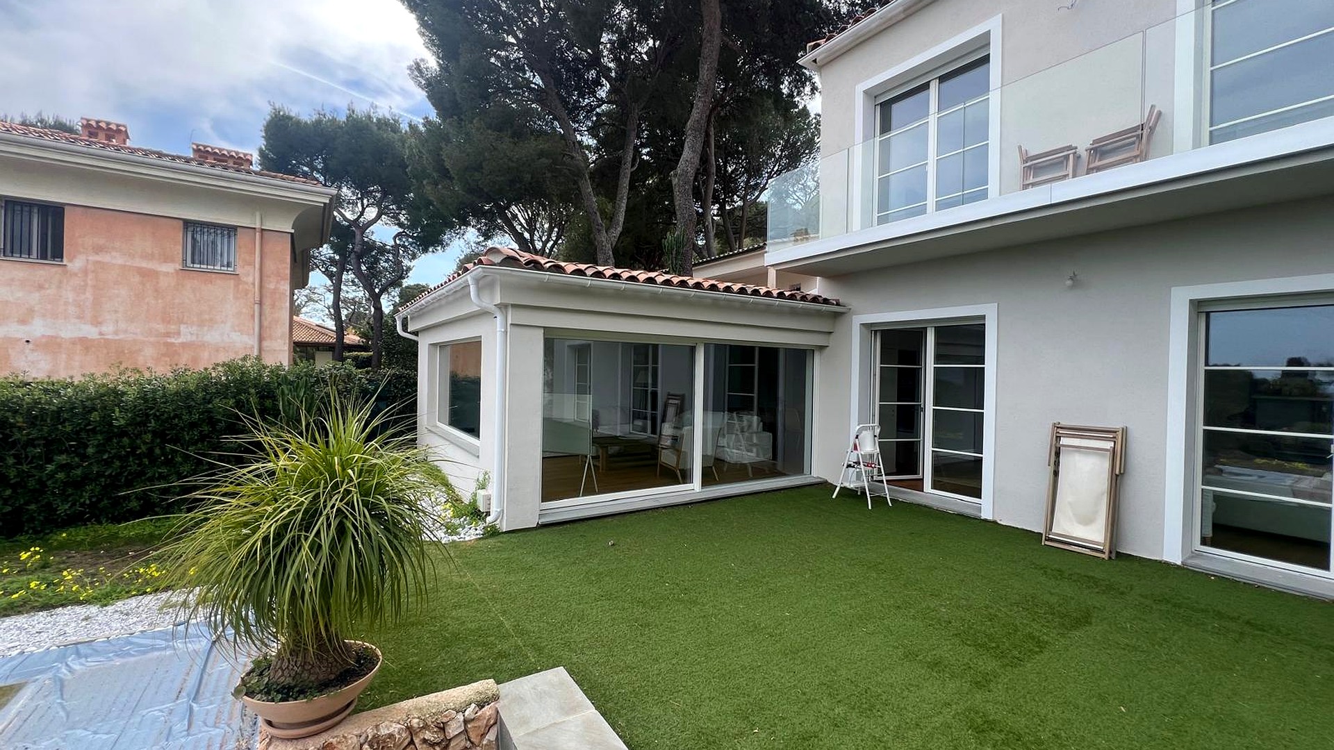Villa classica con alzante scorrevole in legno Campesato sul giardino, Sanremo