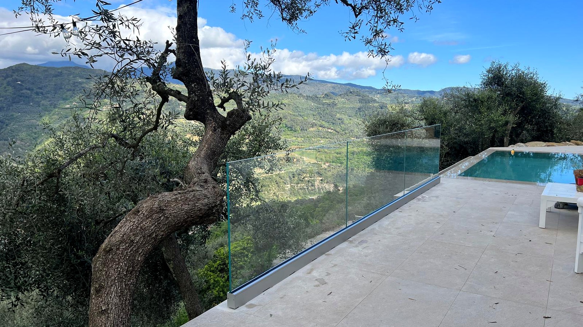 Balaustra in vetro extrachiaro con vista panoramica e piscina, villa a Dolceacqua