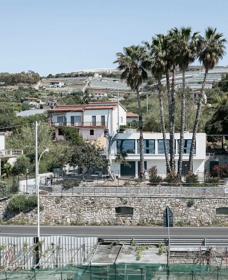 Residenza di valore sulla costa di Imperia con serramenti di alta gamma e grandi vetrate - Lanzoni Filippo Serramenti