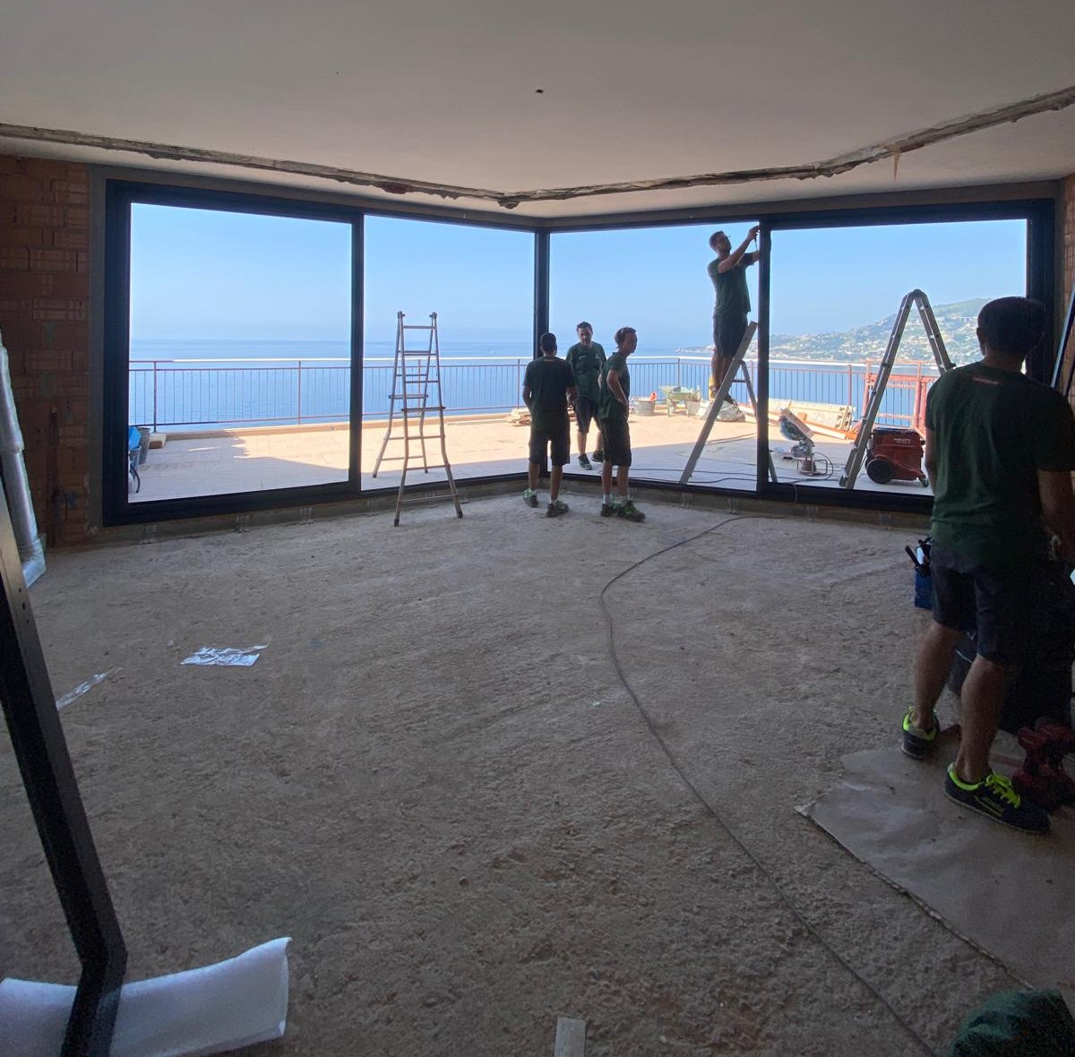 installazione di grandi vetrate fronte mare in Riviera di Ponente, squadra Lanzoni - posa qualificata e prestazioni di tenuta