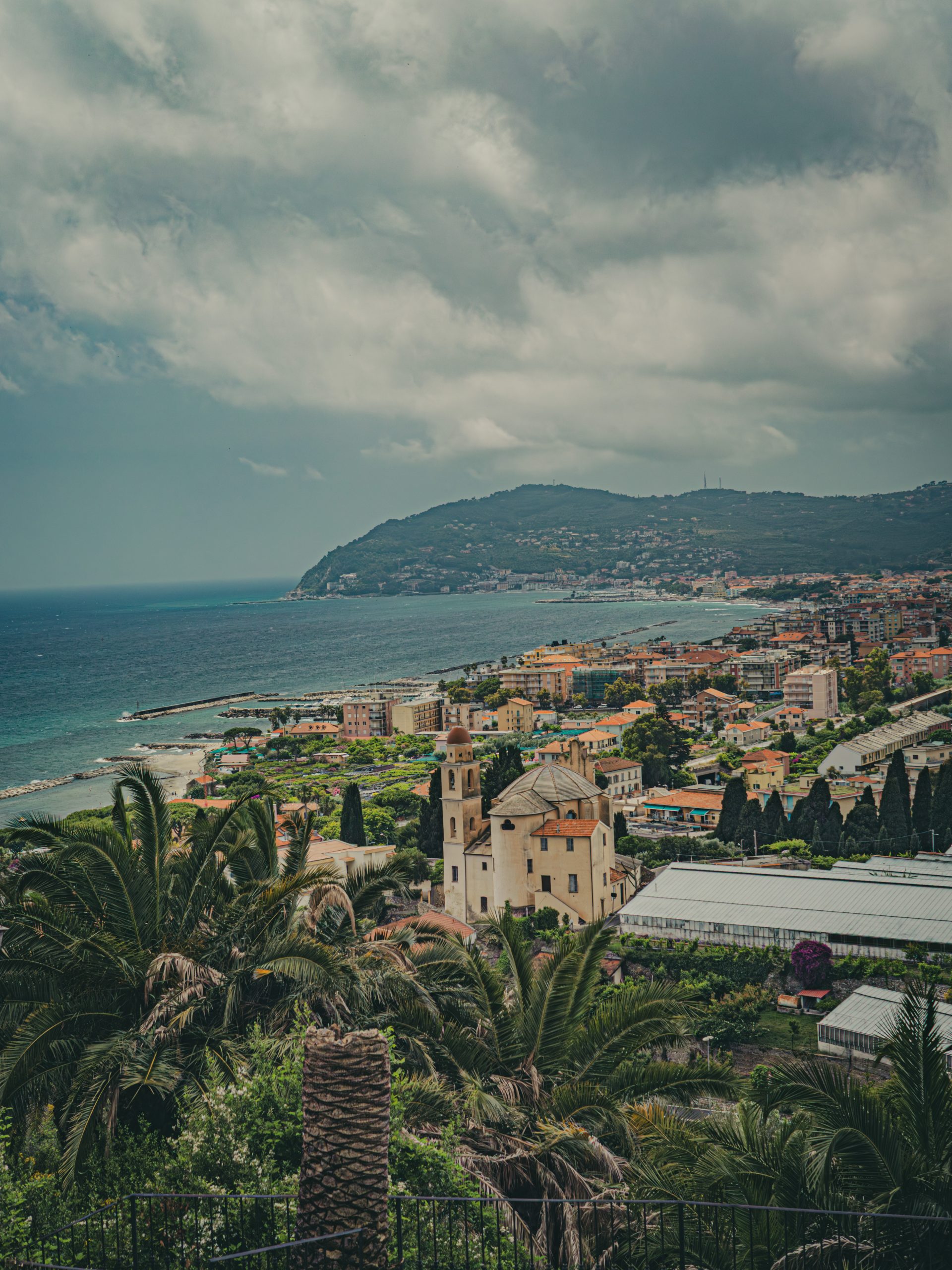 manutenzione serramenti seconda casa a Bordighera, vista sulla costa ligure